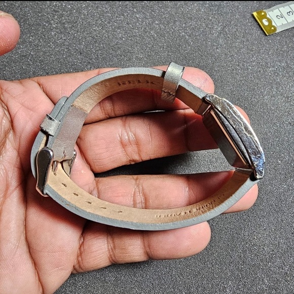 Relic Ladies Quartz Watch Silver Tone Rhinestone Bezel Gray Leather Strap Works - Picture 7 of 9